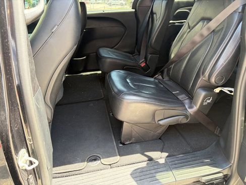Used 2020 Chrysler Pacifica Touring-L FWD image 5