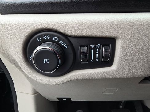 Used 2023 Chrysler Pacifica Touring-L FWD image 20