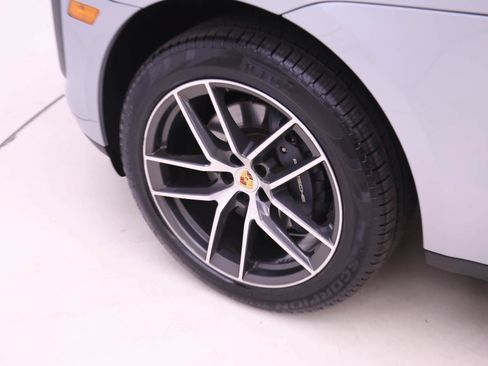 Certified 2024 Porsche Macan AWD/4WD image 23
