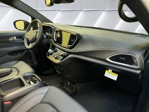 New 2026 Chrysler Pacifica Select image 16