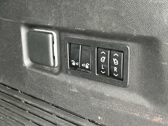 Used 2022 GMC Yukon XL AT4 w/ Technology Package AWD/4WD image 25