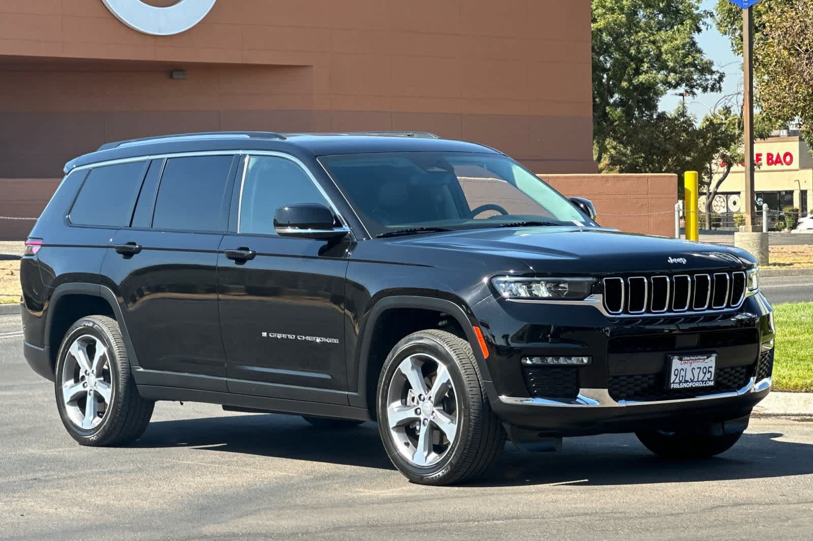 Used 2023 Jeep Grand Cherokee L Limited w/ Rear Seat Video Group I AWD/4WD image 10