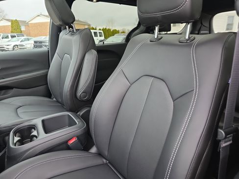 New 2026 Chrysler Pacifica Select image 4