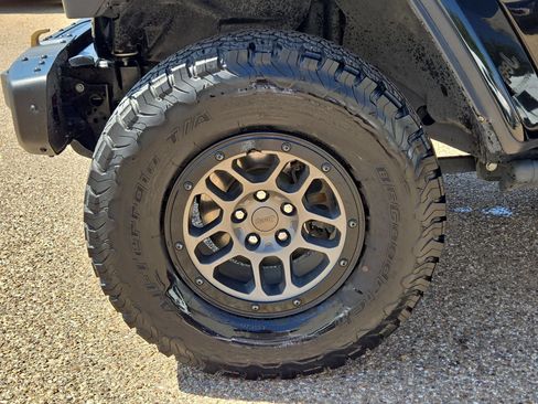 Used 2022 Jeep Wrangler Unlimited Rubicon w/ Xtreme Recon 35" Tire Package AWD/4WD image 11