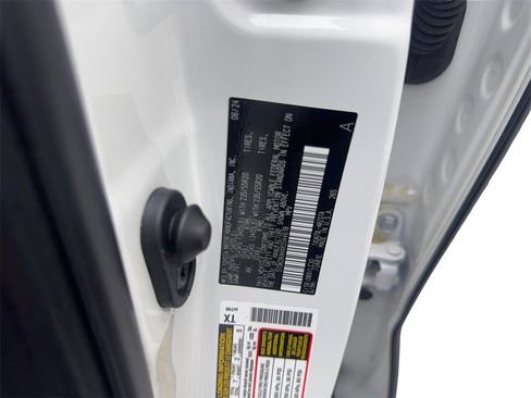 Used 2024 Toyota Highlander FWD image 96