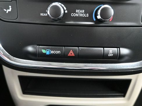Used 2018 Dodge Grand Caravan SE w/ UConnect Hands-Free Group image 15