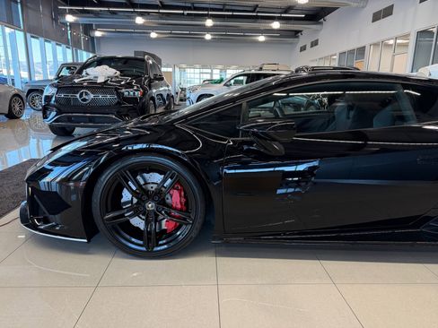 Used 2021 Lamborghini Huracan EVO image 9