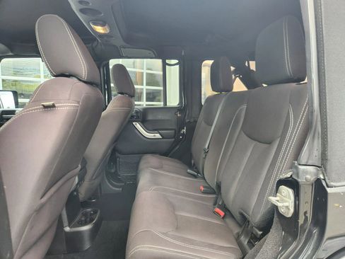 Used 2015 Jeep Wrangler Unlimited Sahara w/ Connectivity Group AWD/4WD image 32
