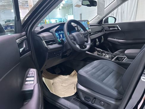 New 2025 Mitsubishi Outlander SE image 19