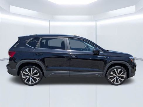 Used 2022 Volkswagen Taos SE FWD image 3