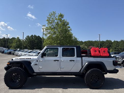 Used 2024 Jeep Gladiator Rubicon w/ Technology Group AWD/4WD image 4