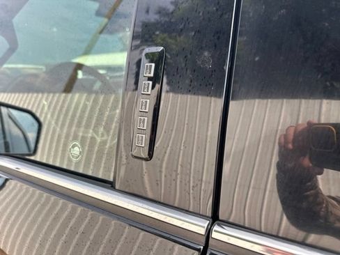 Used 2017 Ford F150 Platinum w/ Equipment Group 701A Luxury AWD/4WD image 9