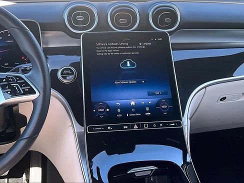 Used 2025 Mercedes-Benz GLC 300 4MATIC image 7