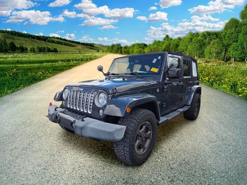 Used 2016 Jeep Wrangler Unlimited Sahara w/ Connectivity Group AWD/4WD image 3