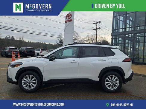 Used 2026 Toyota Corolla Cross LE w/ Moonroof Package image 2