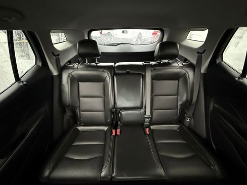 Used 2023 GMC Terrain SLT image 32