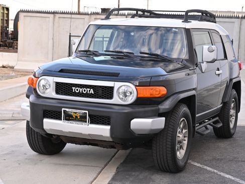 Used 2011 Toyota FJ Cruiser 2WD w/ Upgrade Pkg image 3