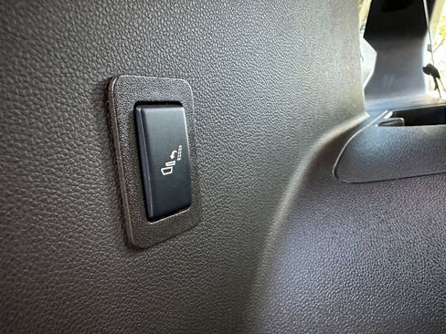 Used 2024 GMC Yukon XL SLT w/ SLT Luxury Package image 31