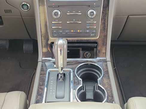 Used 2017 Lincoln Navigator Select image 18