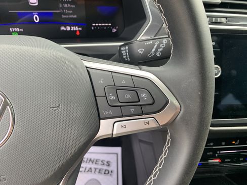 Used 2023 Volkswagen Tiguan SE w/ Panoramic Sunroof Package FWD image 16