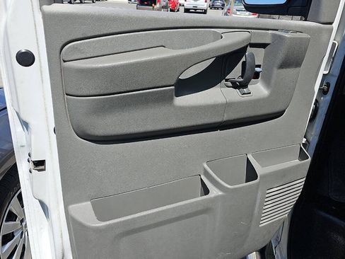 Used 2007 GMC Savana 3500 Extended Passenger w/ LT Preferred Equipment Group RWD image 13