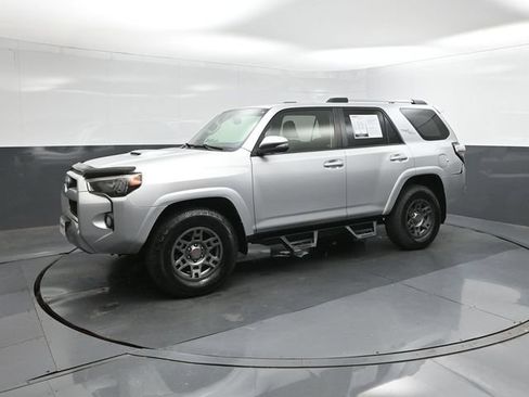 Used 2018 Toyota 4Runner TRD Off-Road Premium AWD/4WD image 30