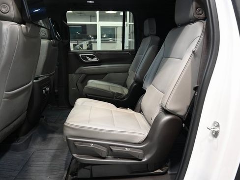 Used 2021 GMC Yukon XL SLT w/ SLT Premium Package image 11