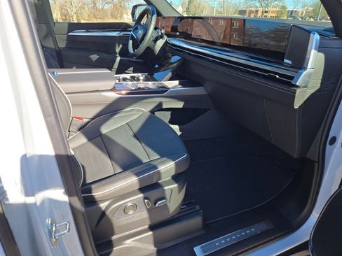 New 2026 Cadillac Escalade Luxury w/ Touring Package image 9