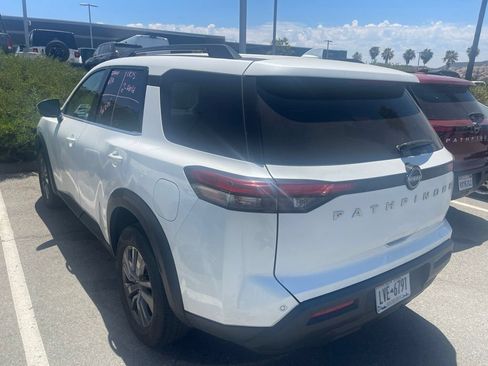 Used 2025 Nissan Pathfinder SV FWD image 5