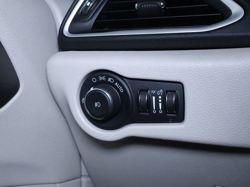 Used 2024 Chrysler Pacifica Touring-L image 27