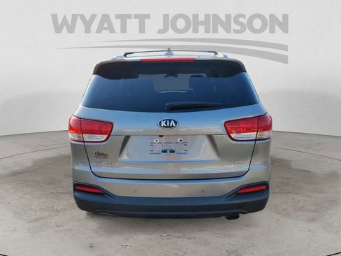 Used 2017 Kia Sorento LX w/ LX Convenience Package image 4