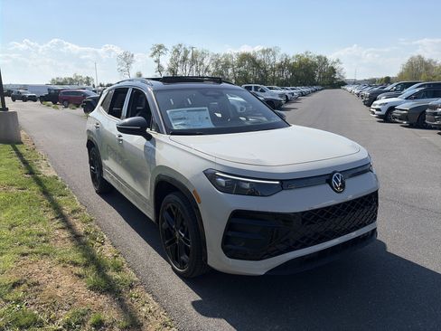 New 2026 Volkswagen Tiguan SE R-Line AWD/4WD image 3