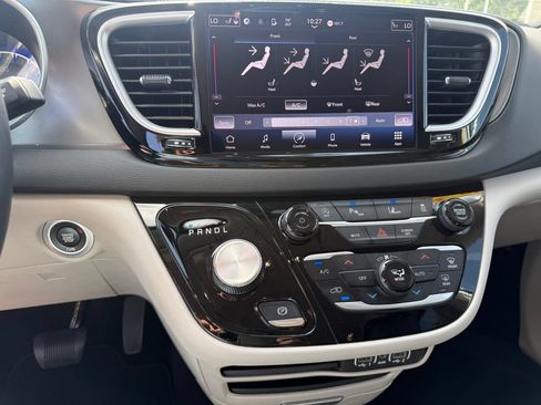 Used 2023 Chrysler Pacifica Touring-L FWD image 10