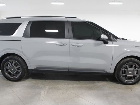 Used 2025 Kia Carnival EX image 11