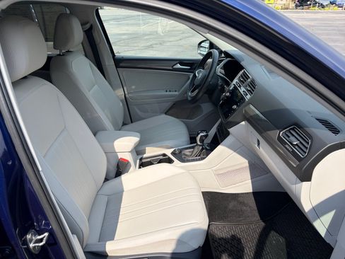 Used 2024 Volkswagen Tiguan SE AWD/4WD image 19