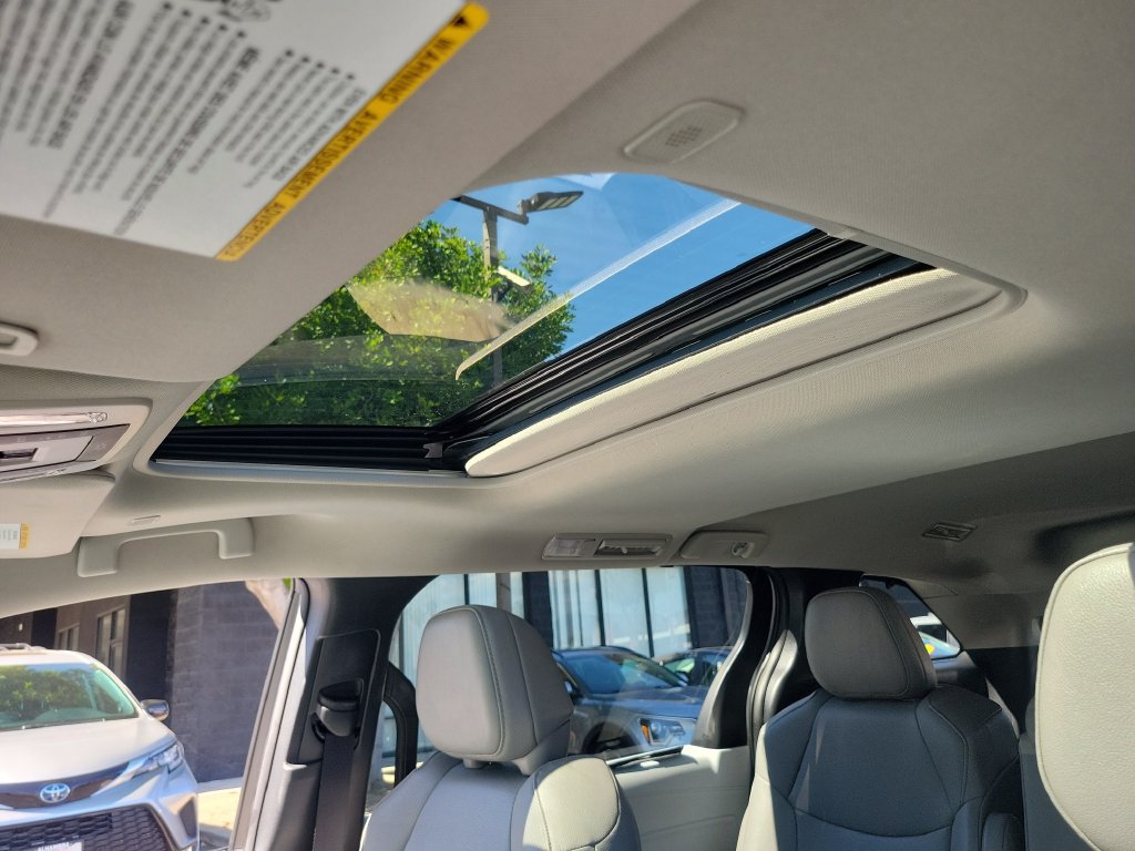 Used 2026 Toyota Sienna XLE FWD image 4