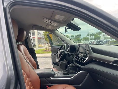 Used 2022 Toyota Highlander LE image 22