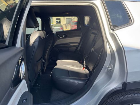 Used 2025 Jeep Compass Limited image 27