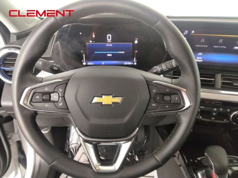 Used 2025 Chevrolet Trax LT w/ LT Convenience Package FWD image 13