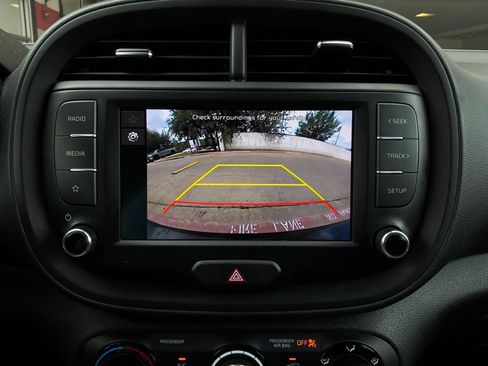 Used 2025 Kia Soul LX w/ LX Technology Package FWD image 28
