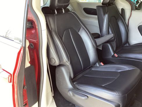 Used 2024 Chrysler Pacifica Select image 20