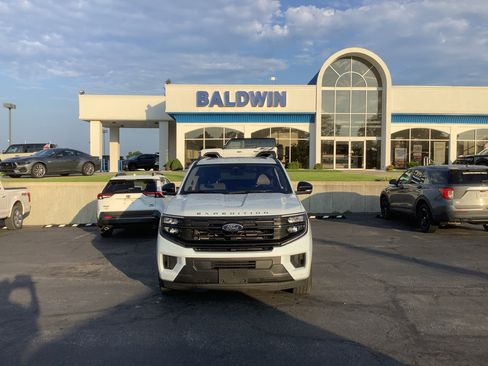 Used 2025 Ford Expedition Active AWD/4WD image 2