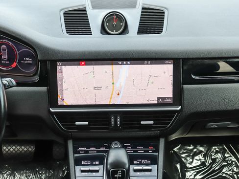 Used 2021 Porsche Cayenne w/ Driver Memory Package image 12