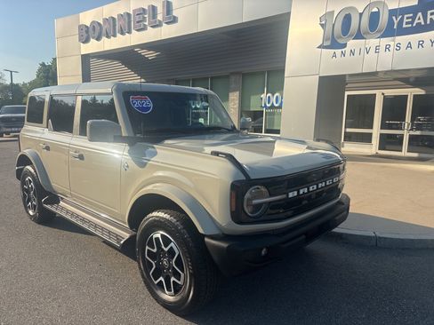 Used 2025 Ford Bronco Outer Banks AWD/4WD image 1