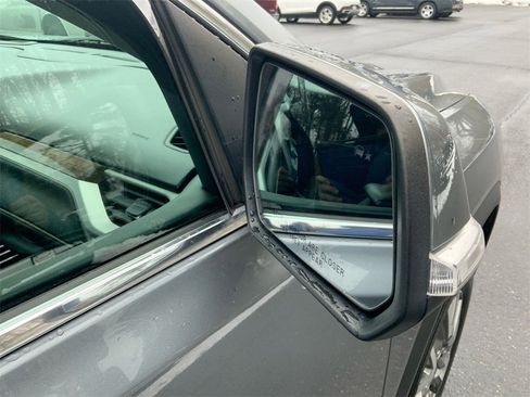 Used 2022 GMC Acadia SLE image 29