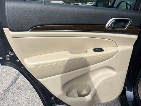 Used 2014 Jeep Grand Cherokee Limited w/ Luxury Group II image 16