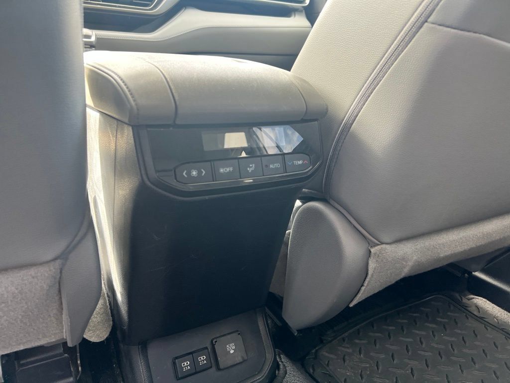 Used 2021 Toyota Highlander Limited FWD image 9