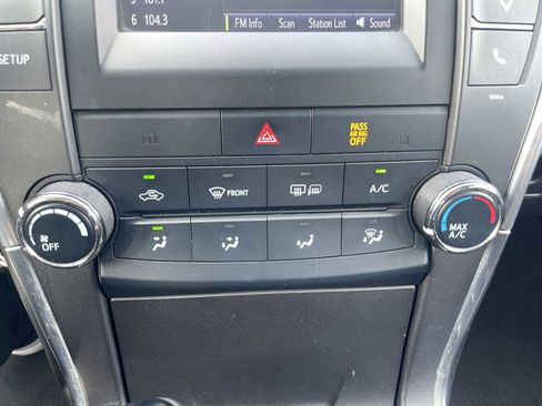 Used 2017 Toyota Camry SE image 16