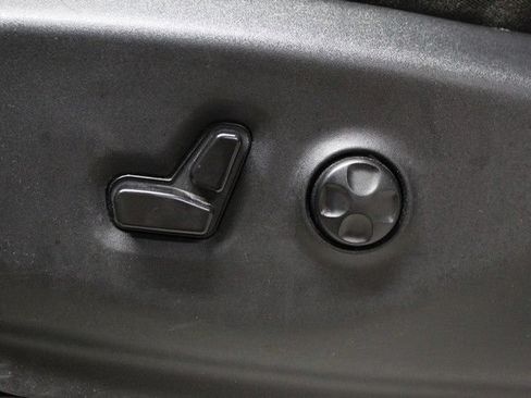 Used 2023 Chrysler Voyager LX FWD image 17