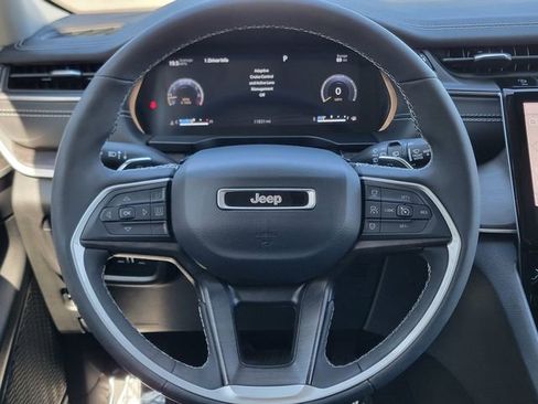 Certified 2023 Jeep Grand Cherokee Limited image 32